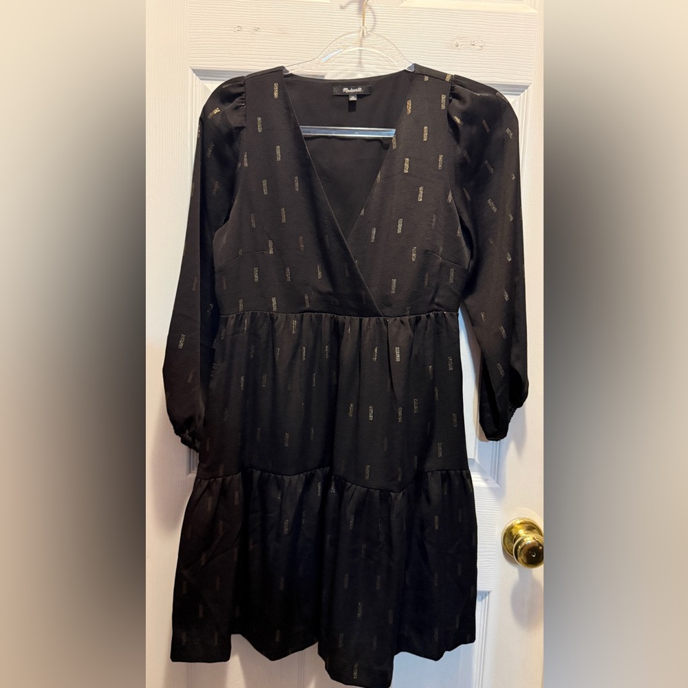☀️ Madewell Black V-neck Tiered Dress with Metallic Accent